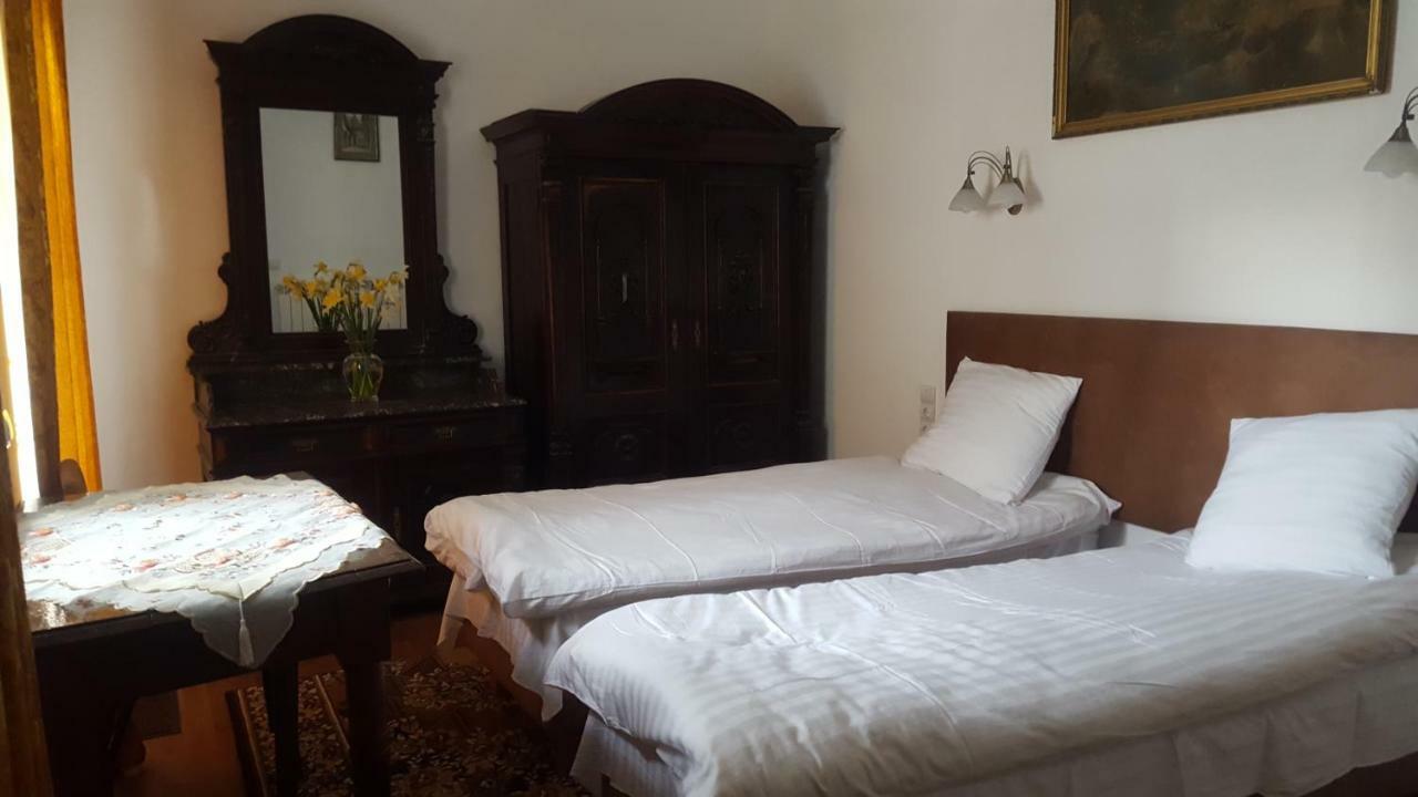 Room In An Old House Truskavets Bagian luar foto